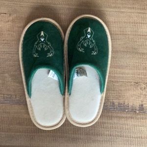 NBA Milwaukee Bucks kid’s slipper size (5-6) gently worn